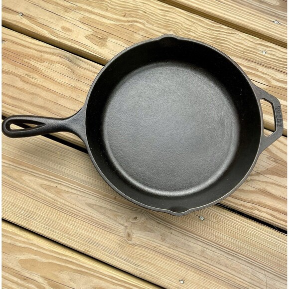 LODGE 8SK Cast Iron Skillet 10" Frying Pan Double-Handle Pour Spouts USA - Picture 1 of 7